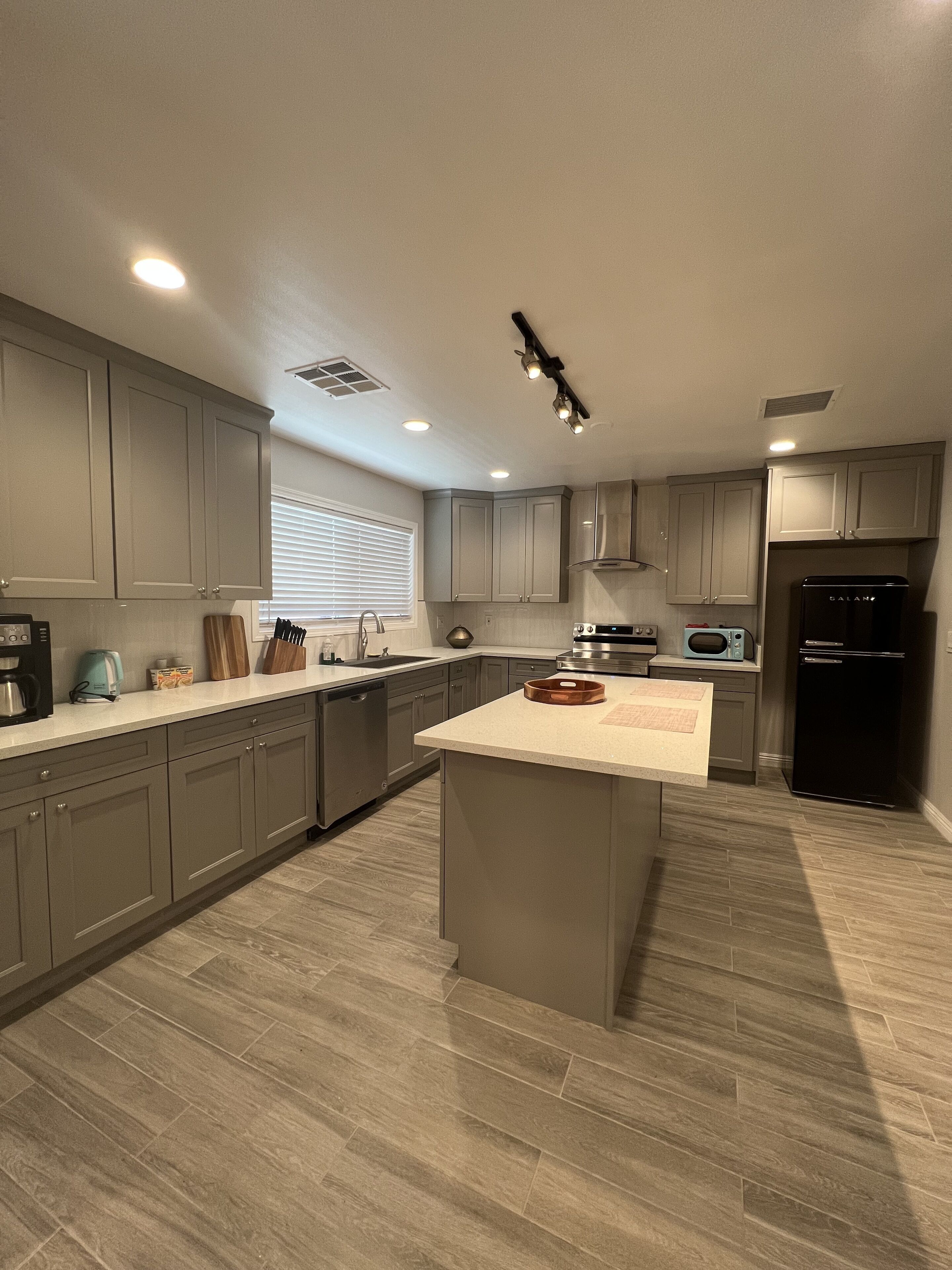 ثلاجة، ميكروويف، فرن، موقد طهي مسطح