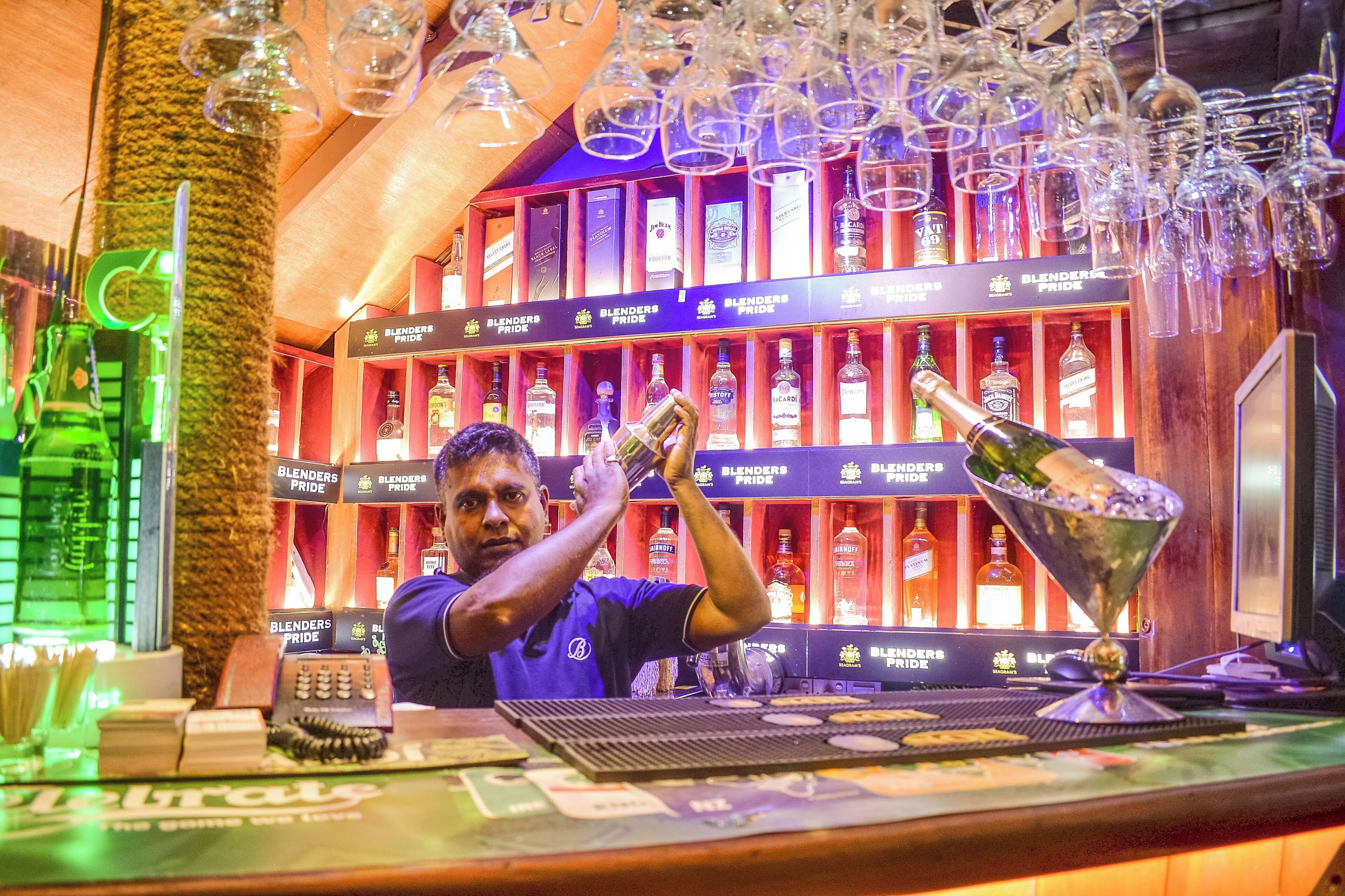 3 bars/lounges, sports bar