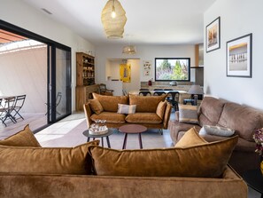 テレビ、テーブルサッカー台、卓球台