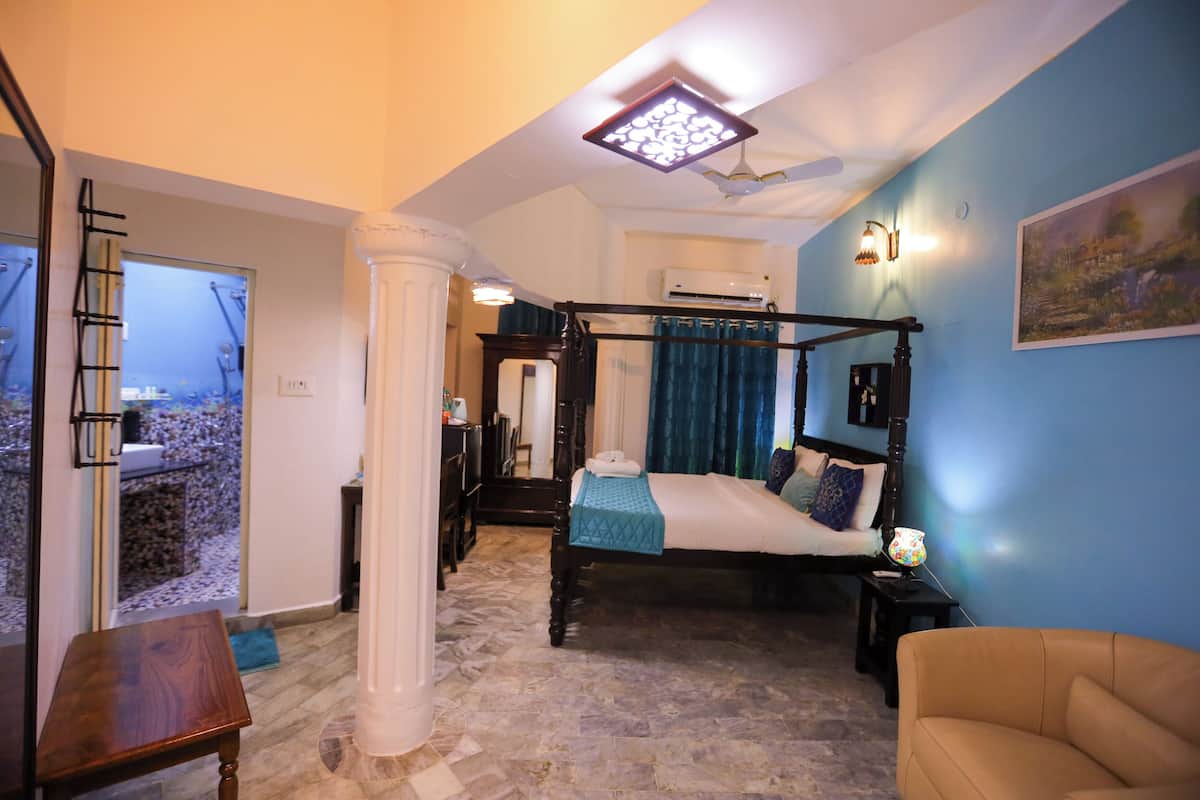 Deluxe Room, 1 Bedroom | 1 bedroom, individually furnished, desk, soundproofing