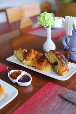 Free daily continental breakfast - Le Clarisse Guest House (Puducherry)