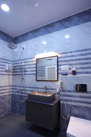 Exclusive-Zimmer | Badezimmer | Dusche, kostenlose Toilettenartikel, Bidet, Handtücher