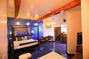 Kamar Keluarga | Dilengkapi dengan perabotan berbeda-beda, meja kerja, dan kedap suara