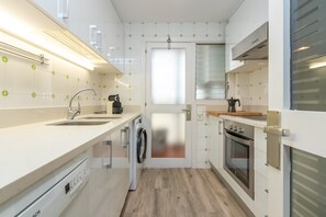 Køleskab, mikrobølgeovn, ovn, kogeplade