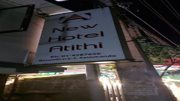 Letrero del Hotel New Atithi con información de contacto.