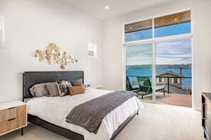 3 slaapkamers, een bureau, een strijkplank/strijkijzer, reisbedje