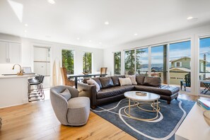 Een smart-tv, een open haard, een stereo en een computerscherm