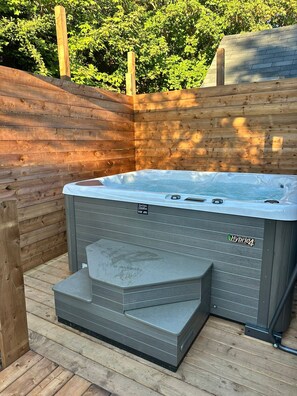 Tina de hidromasaje al aire libre