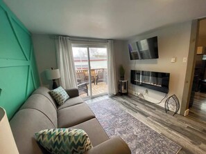 Smart TV, chimenea y oficina