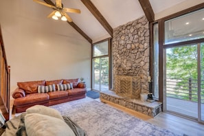 TV, fireplace, table football - Hillside Hideaway Sum (Brian Head)