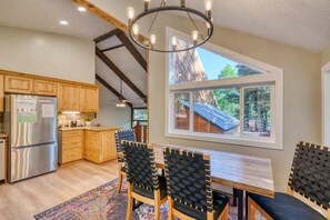 Fridge, microwave, oven, stovetop - Hillside Hideaway Sum (Brian Head)