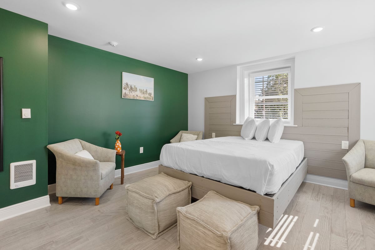 Deluxe Studio Suite | 1 bedroom, memory foam beds, desk, laptop workspace