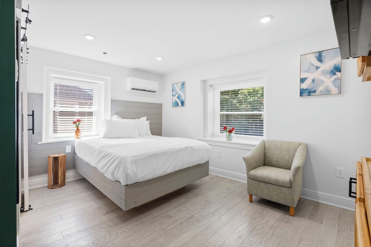 Luxury Studio Suite | 1 bedroom, memory foam beds, desk, laptop workspace