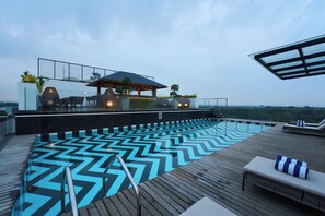 Outdoor pool - Noah Sky Suites (Aluva)