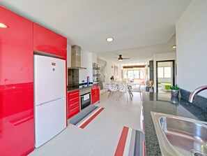 Microwave, oven, highchair - Cosy apartment for 4 guests with WIFI, pool and TV (Benissa)