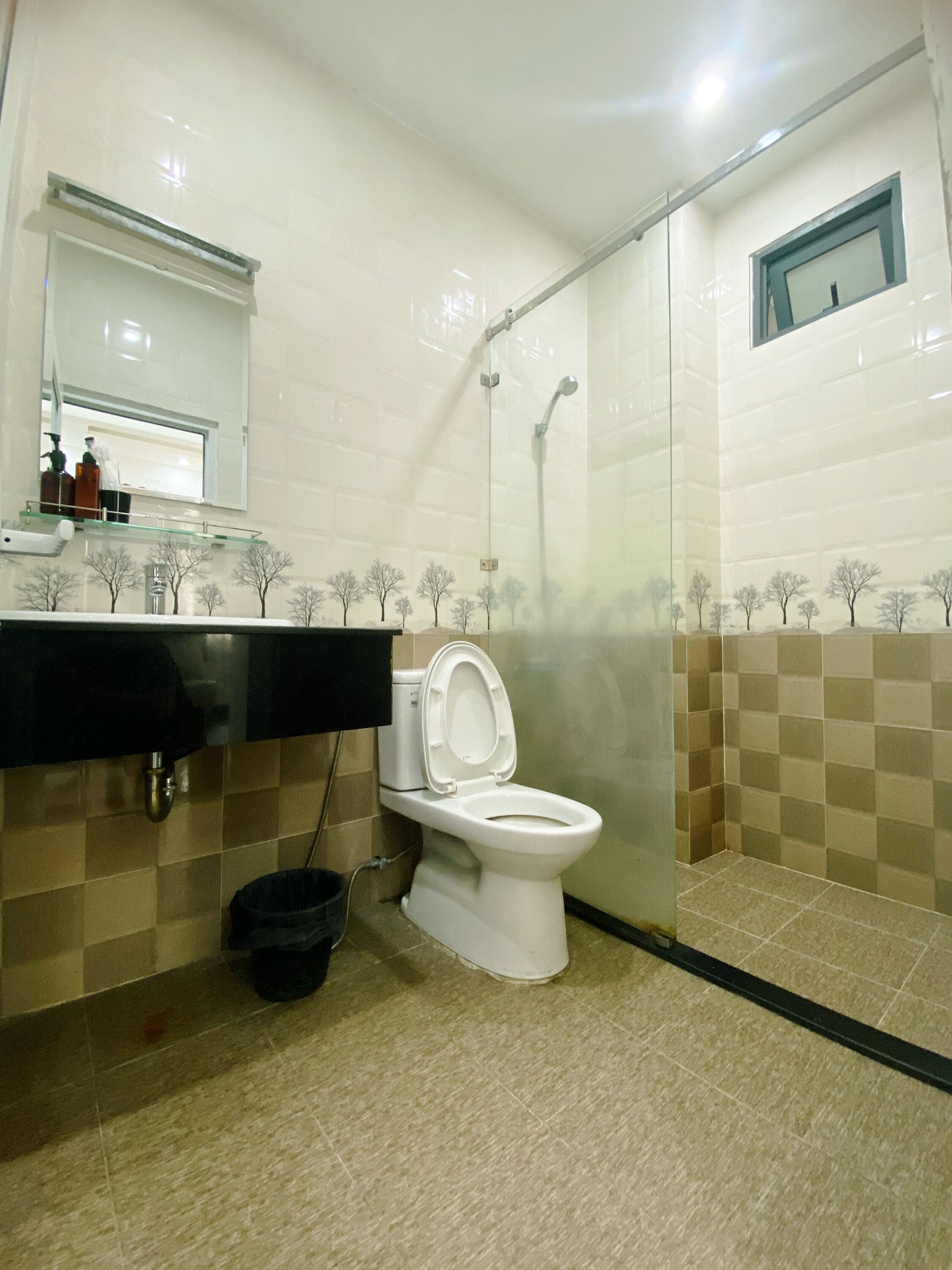 Deluxe Room | Bathroom | Shower, free toiletries, hair dryer, slippers
