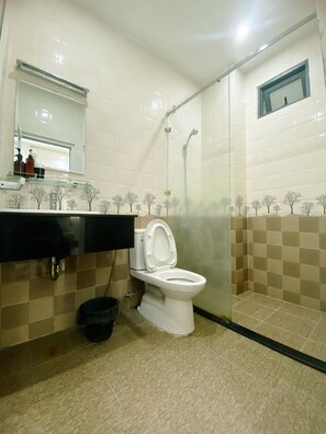 Deluxe kamer | Badkamer | Een douche, gratis toiletartikelen, een haardroger, pantoffels