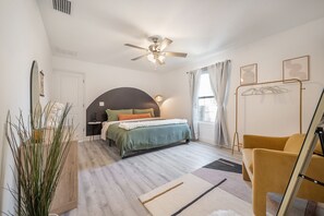 Room - The Place to Stay in Tampa Bay! 3 Bed, 2 Bath Instagram Worthy Updated Home! (Tampa)