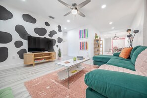 Living area - The Place to Stay in Tampa Bay! 3 Bed, 2 Bath Instagram Worthy Updated Home! (Tampa)