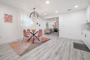 Interior - The Place to Stay in Tampa Bay! 3 Bed, 2 Bath Instagram Worthy Updated Home! (Tampa)