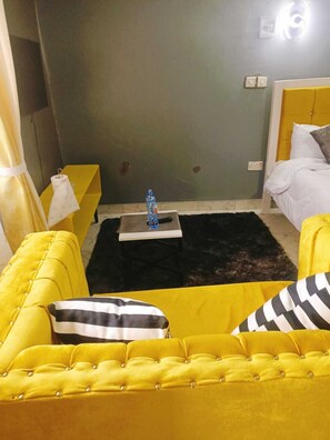 1 habitación, escritorio, wifi gratis y ropa de cama