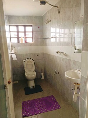 مستلزمات للعناية الشخصية صديقة للبيئة، مناشف، صابون، شامبو