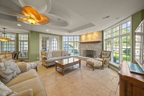 TV, fireplace, video games, table tennis - 12,000 SF Mansion w/Pool & Lakeview (Morris)