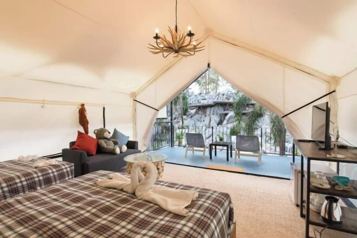 1 bedroom, desk, blackout drapes, free WiFi