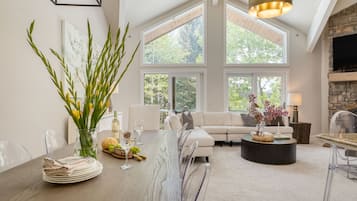 Smart-TV, Kamin, Arbeitsbereiche