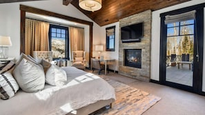 5 Schlafzimmer, Schreibtisch, Bügeleisen/Bügelbrett, Reisekinderbett