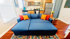 TV - Itz a Vibe! 1 Bedroom in the Heart of DTSP! (St. Petersburg)