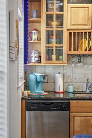 Fridge, microwave, oven, stovetop - Itz a Vibe! 1 Bedroom in the Heart of DTSP! (St. Petersburg)