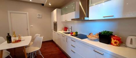 Fridge, oven, stovetop, coffee/tea maker
