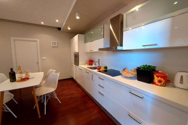 Fridge, oven, stovetop, coffee/tea maker