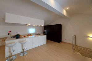 Kjøleskap, ovn, kokeplater og oppvaskmaskin