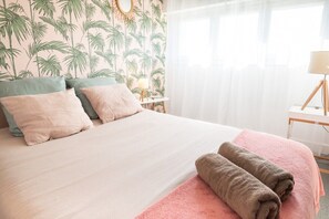 5 chambres, fer et planche à repasser, lit de bébé portatif