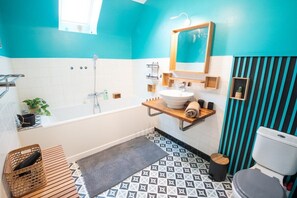 Badekar, hårføner, håndklær og såpe