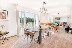 TV, fireplace, books - Grande Villa à 400m de la Plage, Idéale Famille par Groom (Ploemeur)