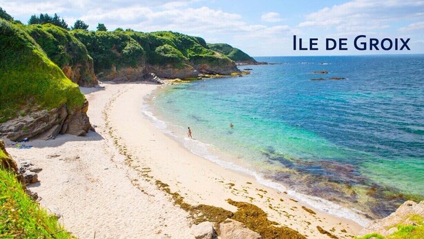 A beach with clear turquoise water and a rocky coastline. - Grande Villa à 400m de la Plage, Idéale Famille par Groom (Ploemeur)