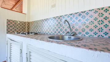 Fridge, stovetop, coffee/tea maker, electric kettle