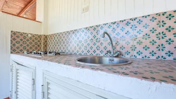 Réfrigérateur, plaque de cuisson, cafetiÚre/bouilloire