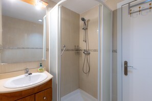 Shower, hair dryer, towels - Holiday Apartment "Sunny One Bedroom" with Sea View & Wi-Fi (Malaga)