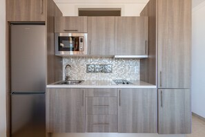 Køleskab, mikrobølgeovn, kogeplade, kaffe-/temaskine