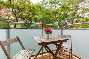 Outdoor dining - Apartment "Navas 2" with Balconies & Wi-Fi (Barcelona)