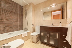 Bathtub, hair dryer, towels - Apartment "Navas 2" with Balconies & Wi-Fi (Barcelona)