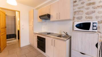 Frigorifero, microonde, forno, piano cottura