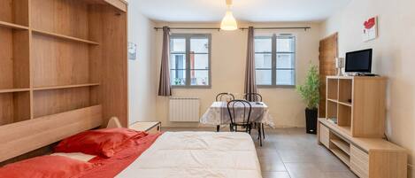 1 chambre, fer et planche Ă repasser