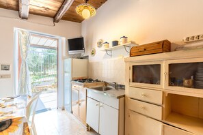 Fridge, stovetop, coffee/tea maker, cookware/dishes/utensils - Holiday Home "Villetta Nzina" with Private Garden (Castellammare del golfo)