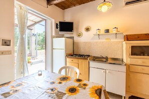 Fridge, stovetop, coffee/tea maker, cookware/dishes/utensils - Holiday Home "Villetta Nzina" with Private Garden (Castellammare del golfo)