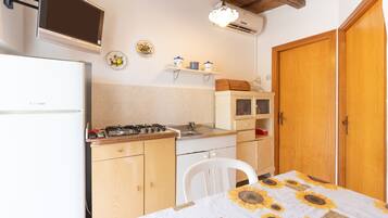 Frigorifero, piano cottura, macchina per tè/caffè